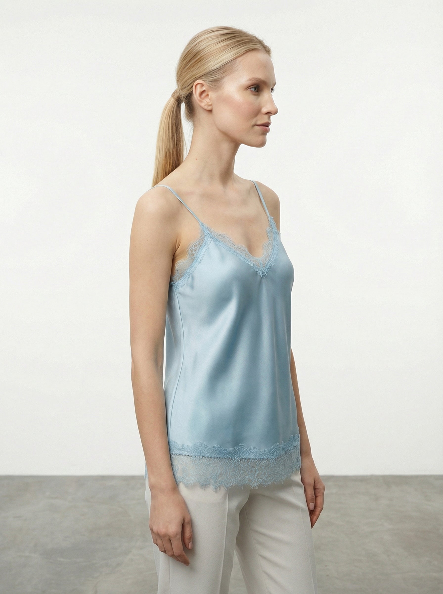 Canottiera satinata con pizzo