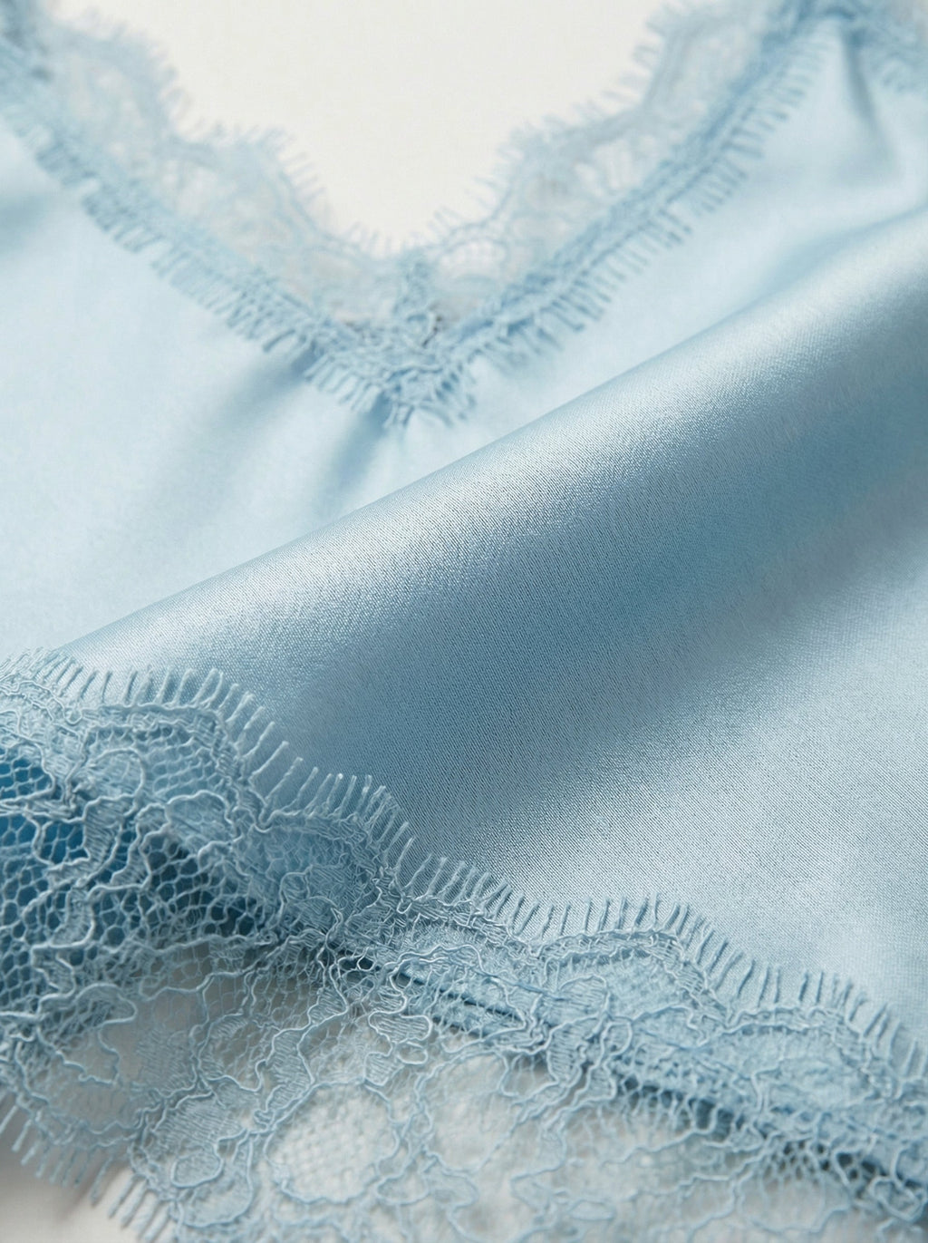 Canottiera satinata con pizzo