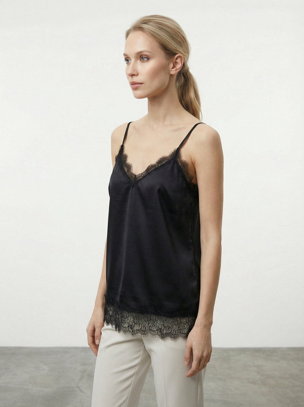 Canottiera satinata con pizzo