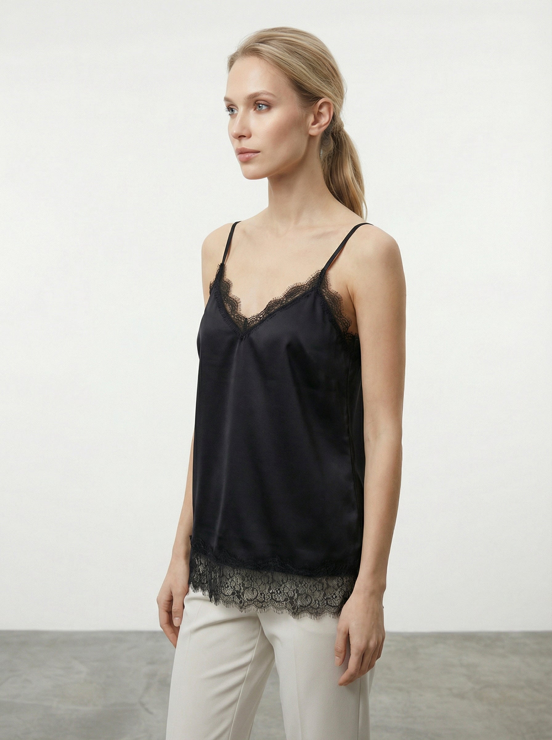 Canottiera satinata con pizzo