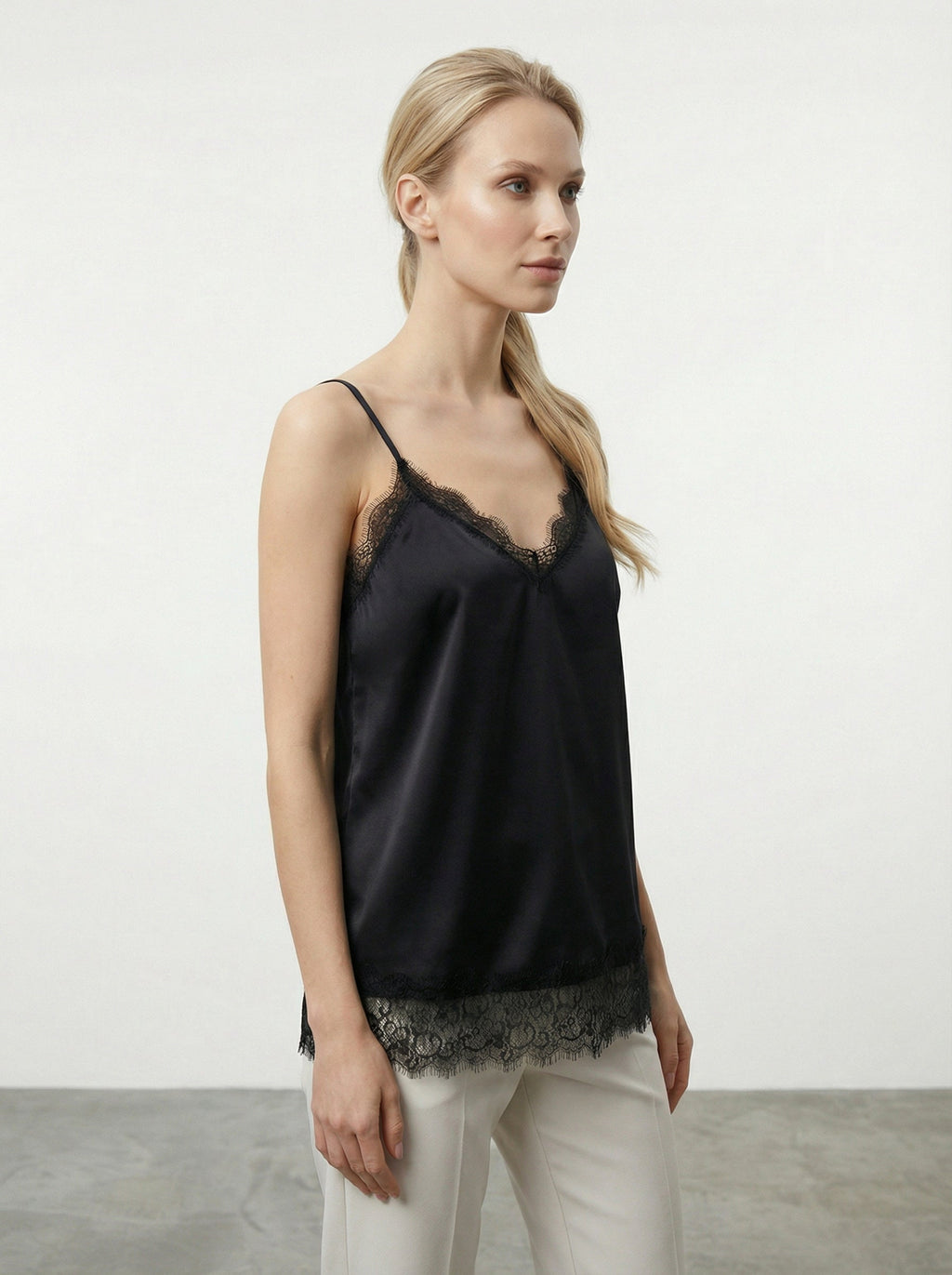 Canottiera satinata con pizzo