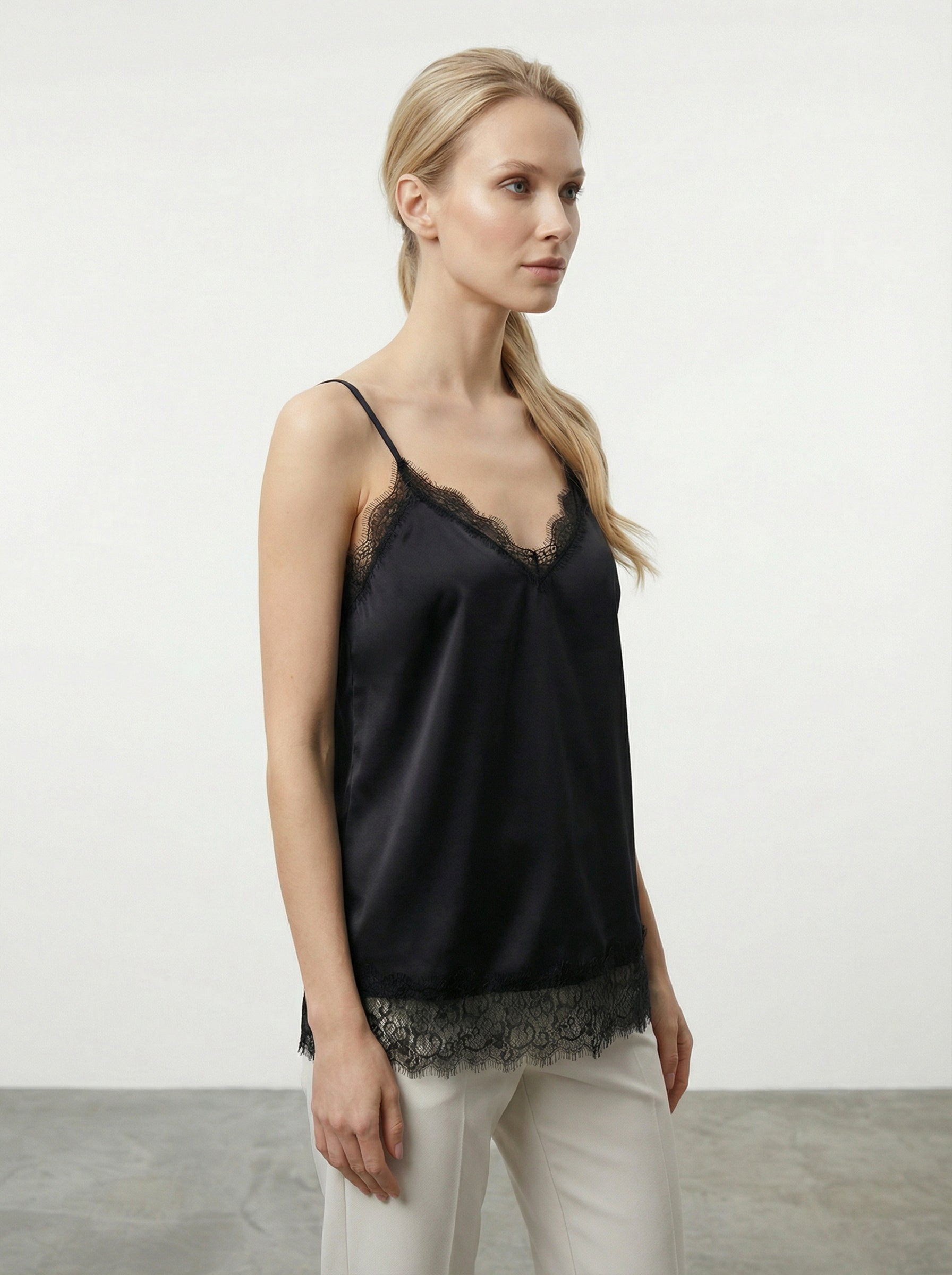 Canottiera satinata con pizzo