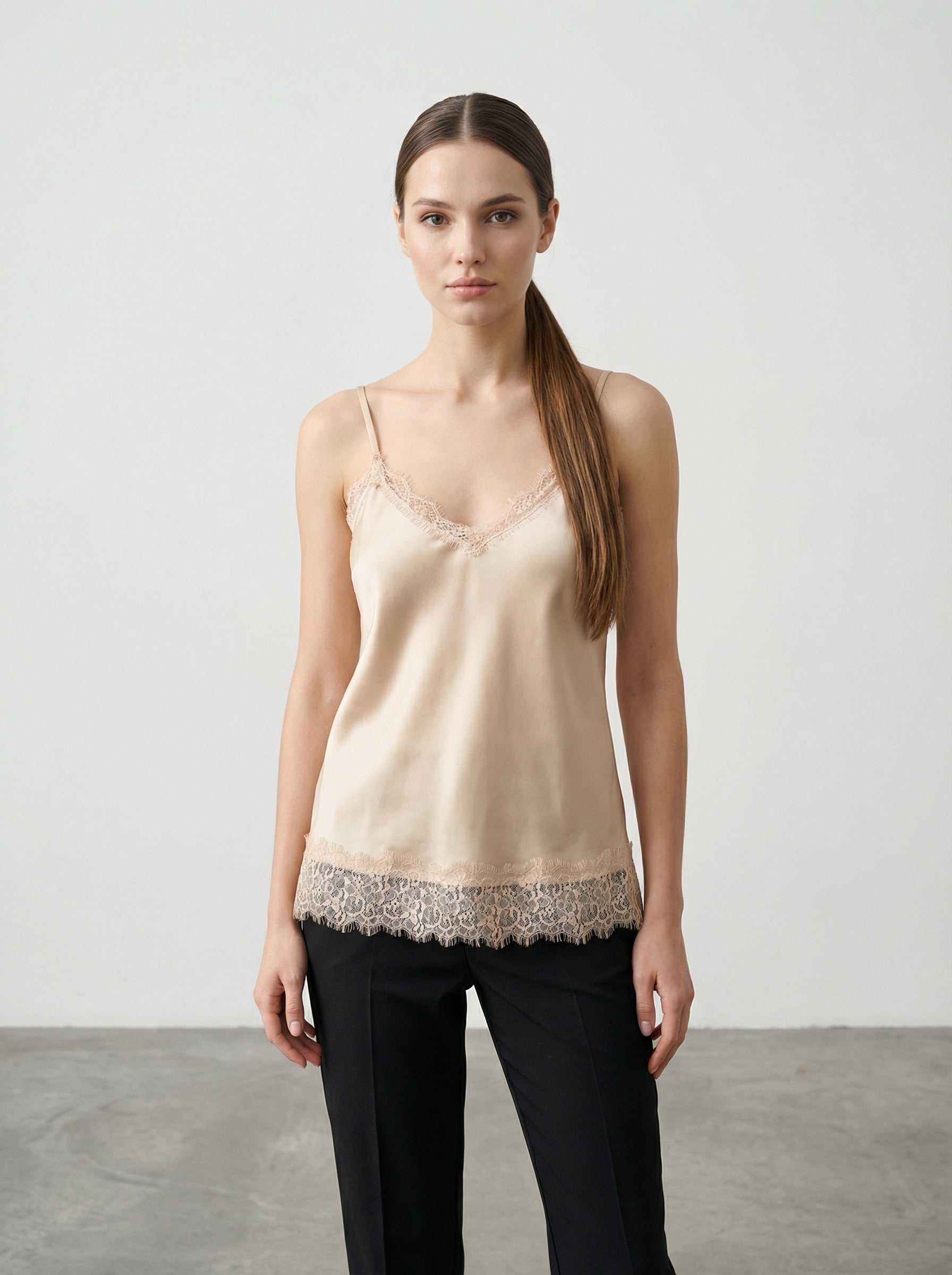 Canottiera satinata con pizzo