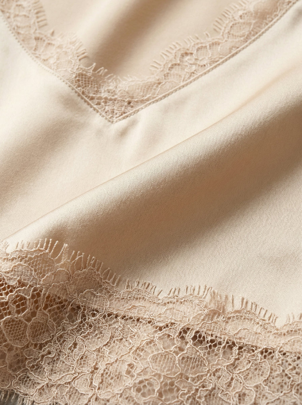 Canottiera satinata con pizzo