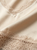 Canottiera satinata con pizzo