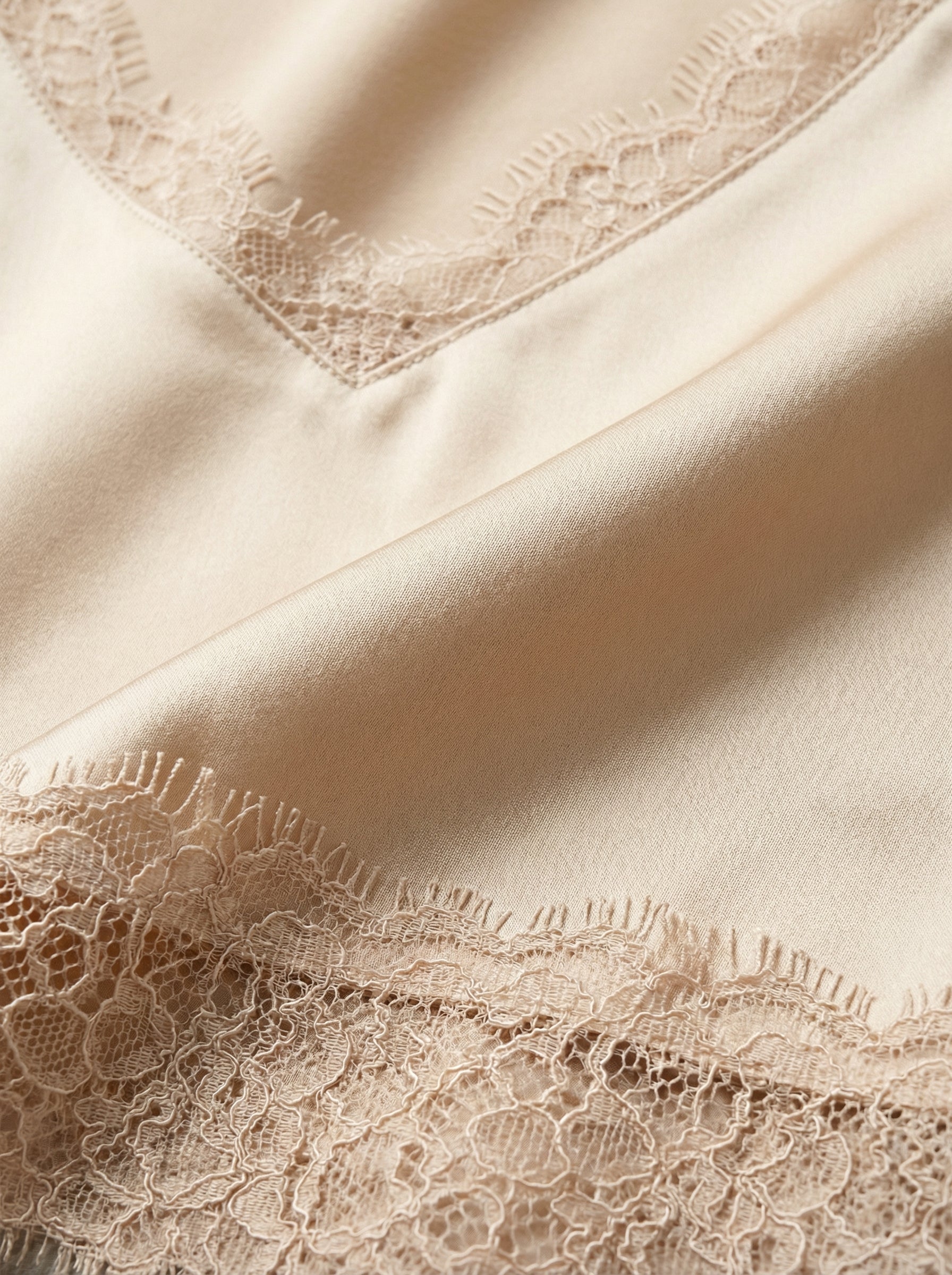 Canottiera satinata con pizzo