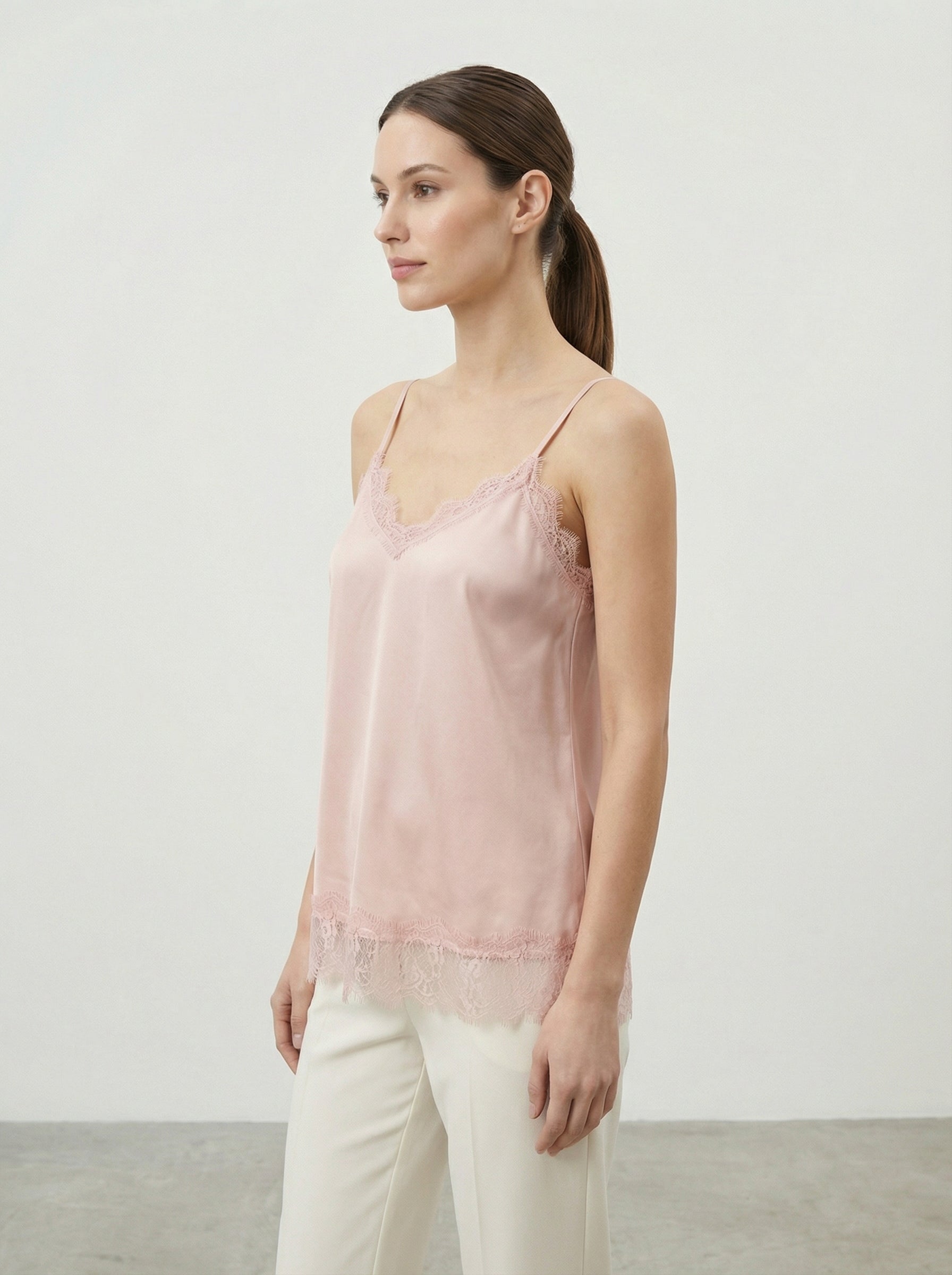 Canottiera satinata con pizzo