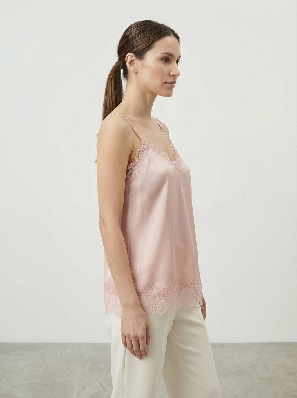 Canottiera satinata con pizzo