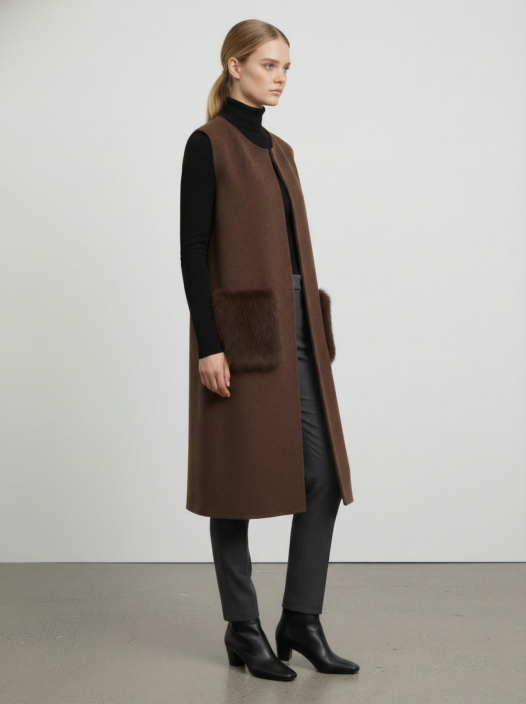 Cardigan smanicato con tasche in pelliccia