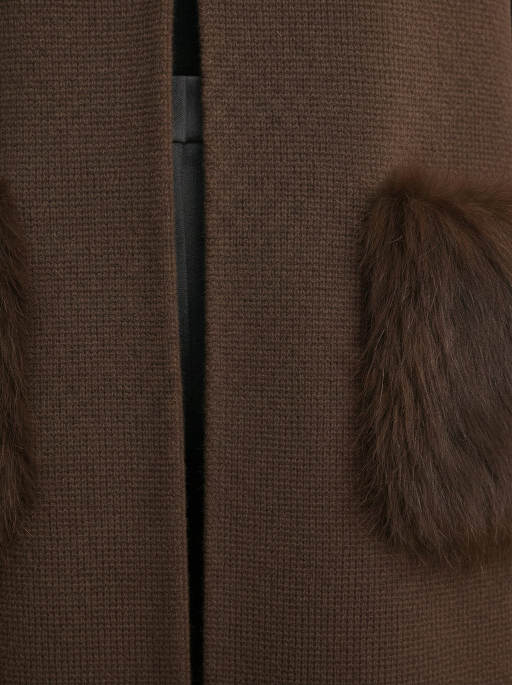 Cardigan smanicato con tasche in pelliccia