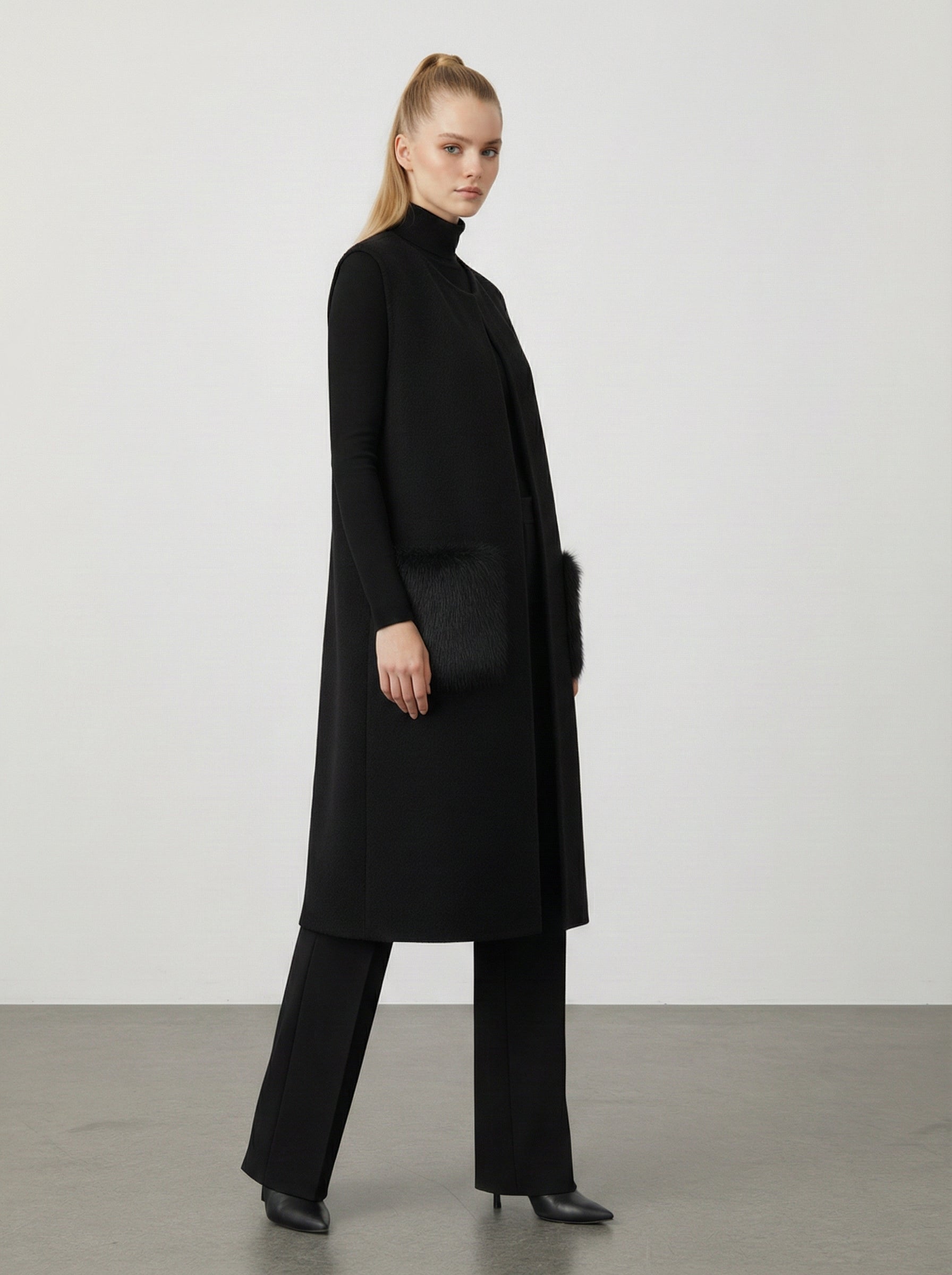 Cardigan smanicato con tasche in pelliccia