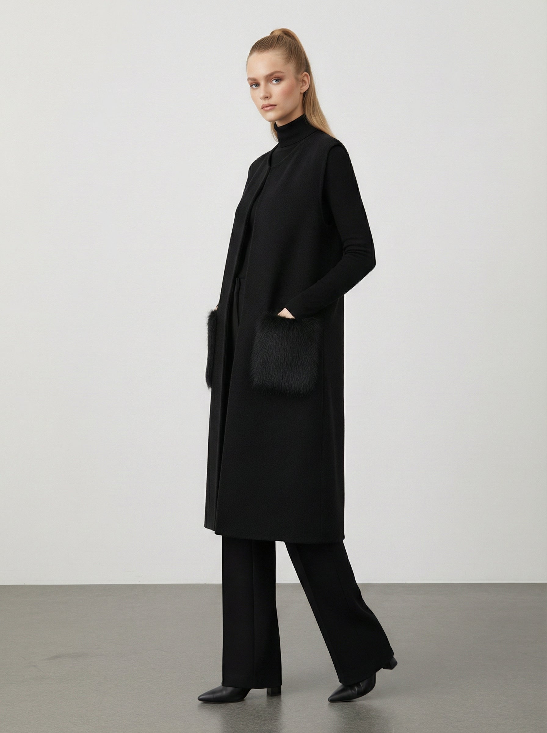 Cardigan smanicato con tasche in pelliccia