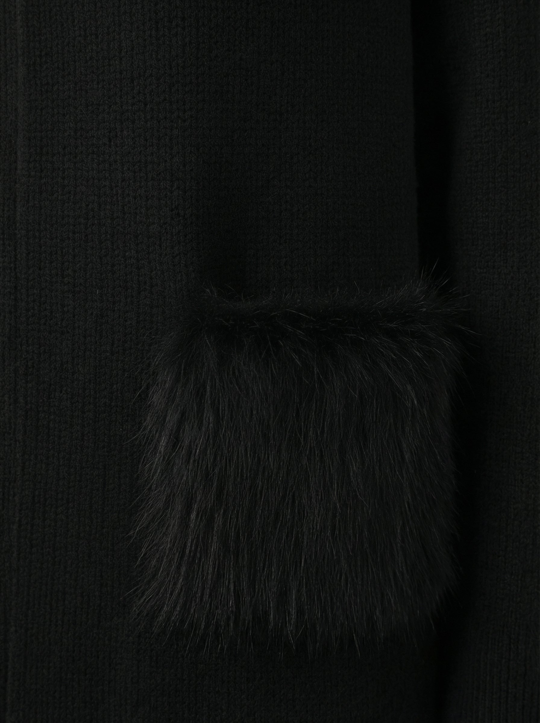 Cardigan smanicato con tasche in pelliccia