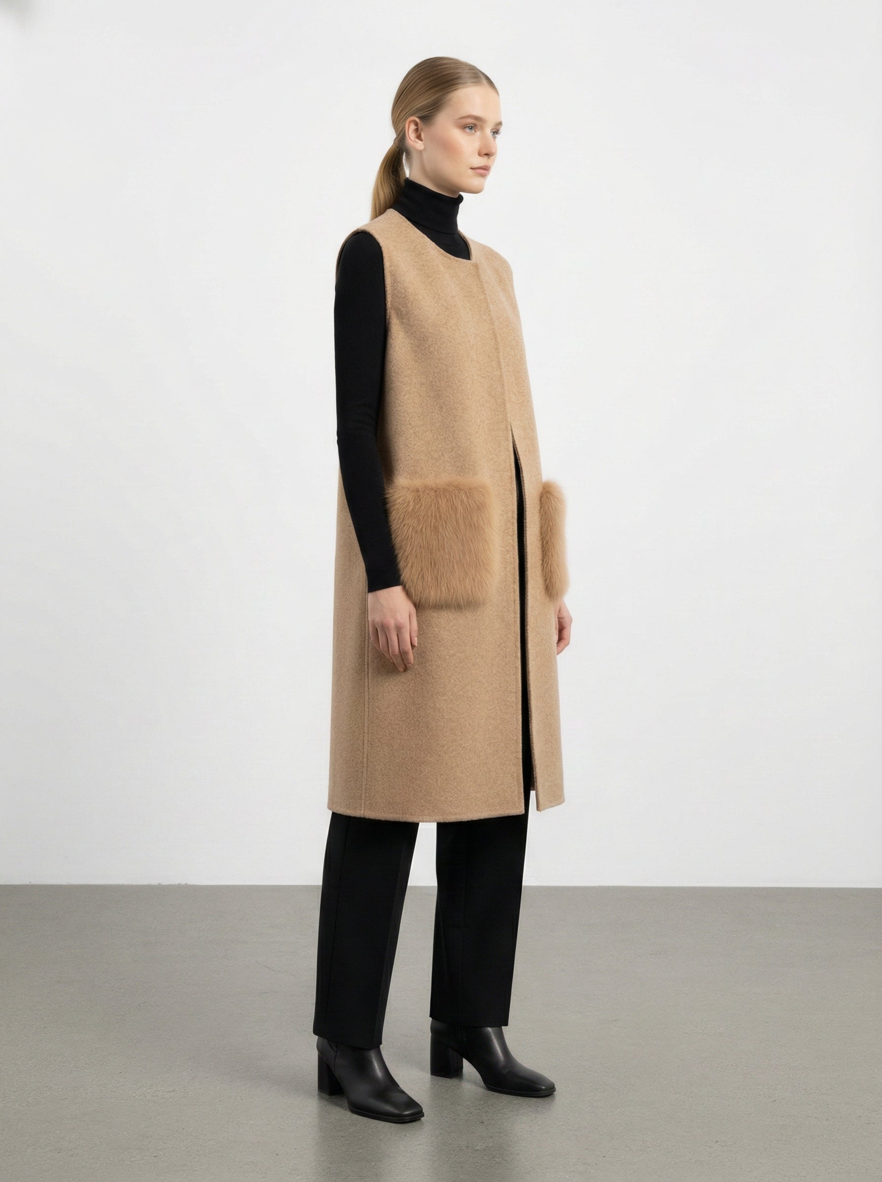 Cardigan smanicato con tasche in pelliccia