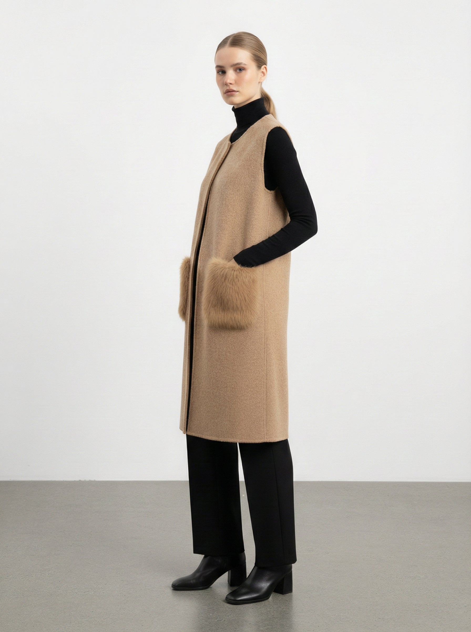 Cardigan smanicato con tasche in pelliccia