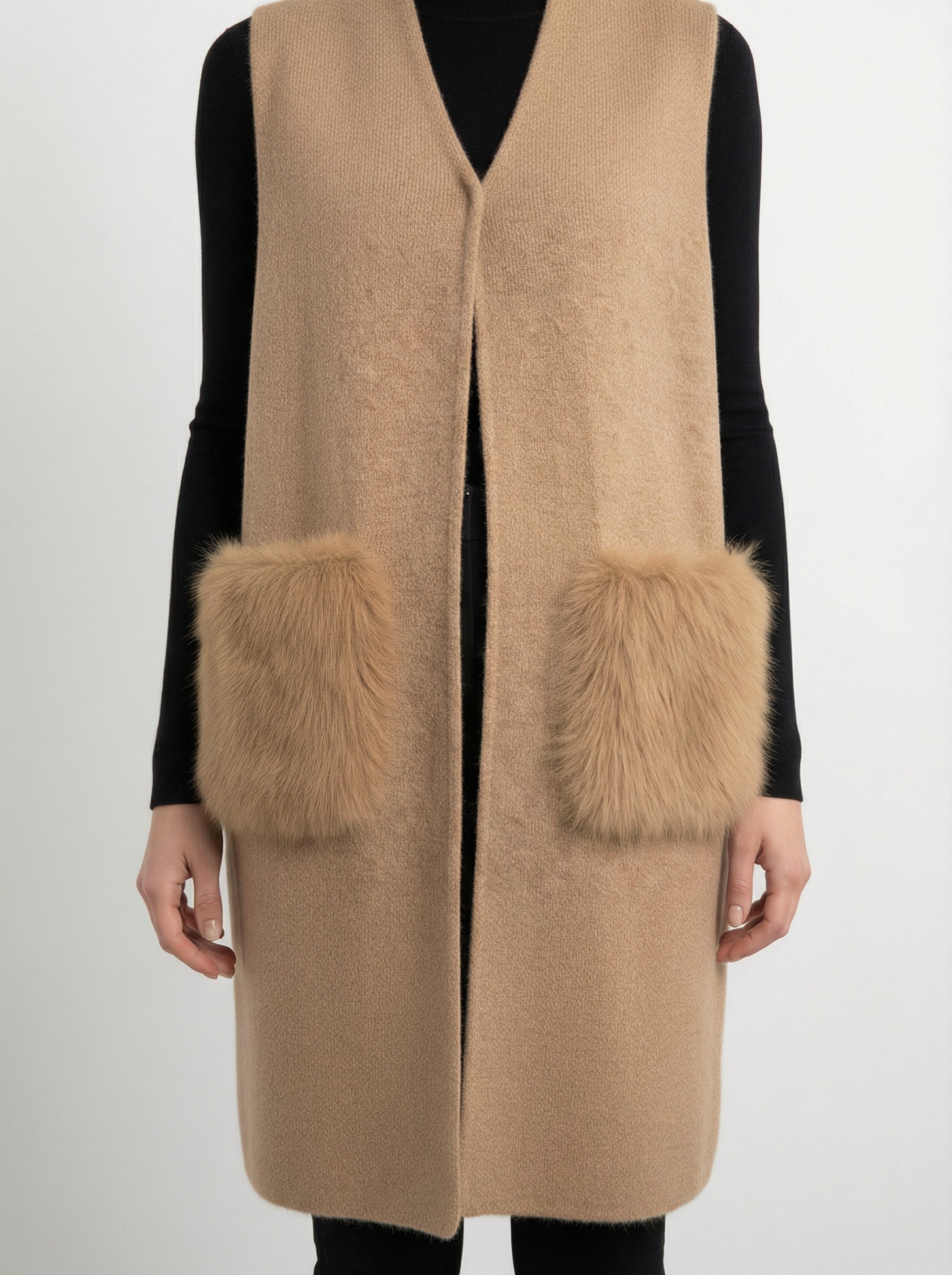 Cardigan smanicato con tasche in pelliccia