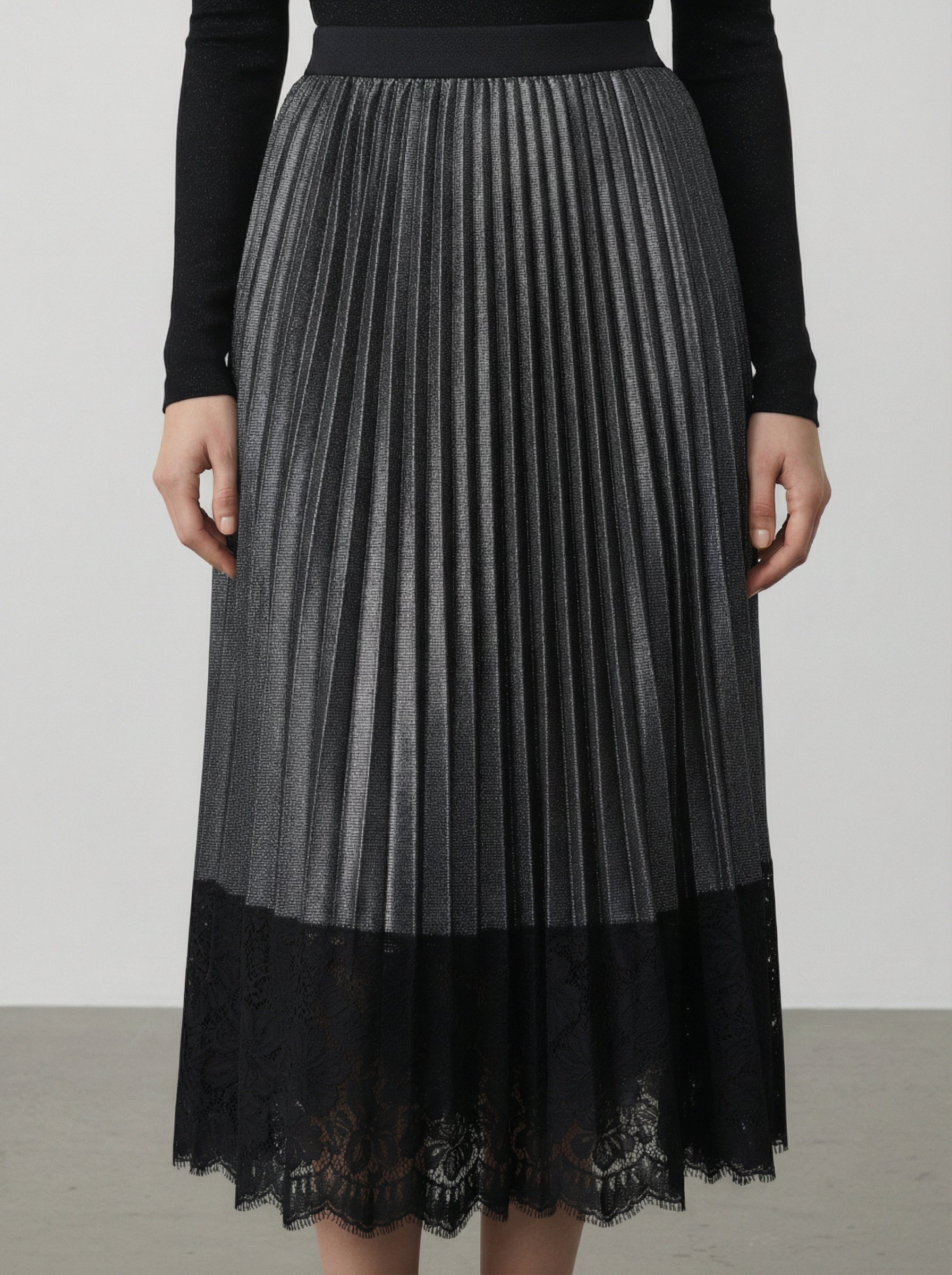 Gonna laminata con pizzo