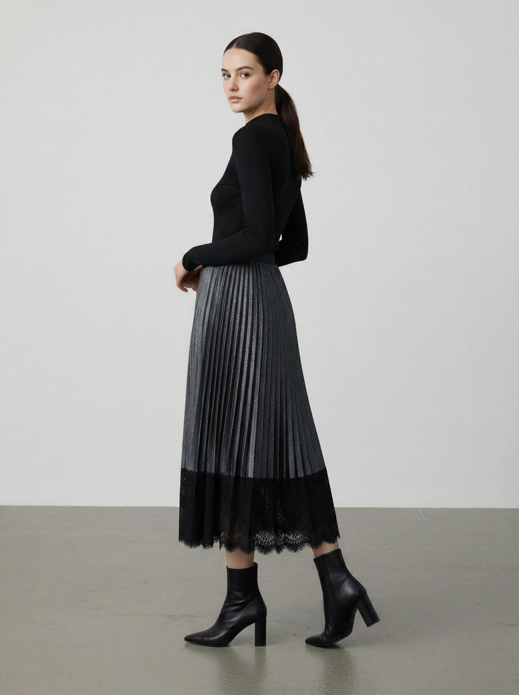 Gonna laminata con pizzo