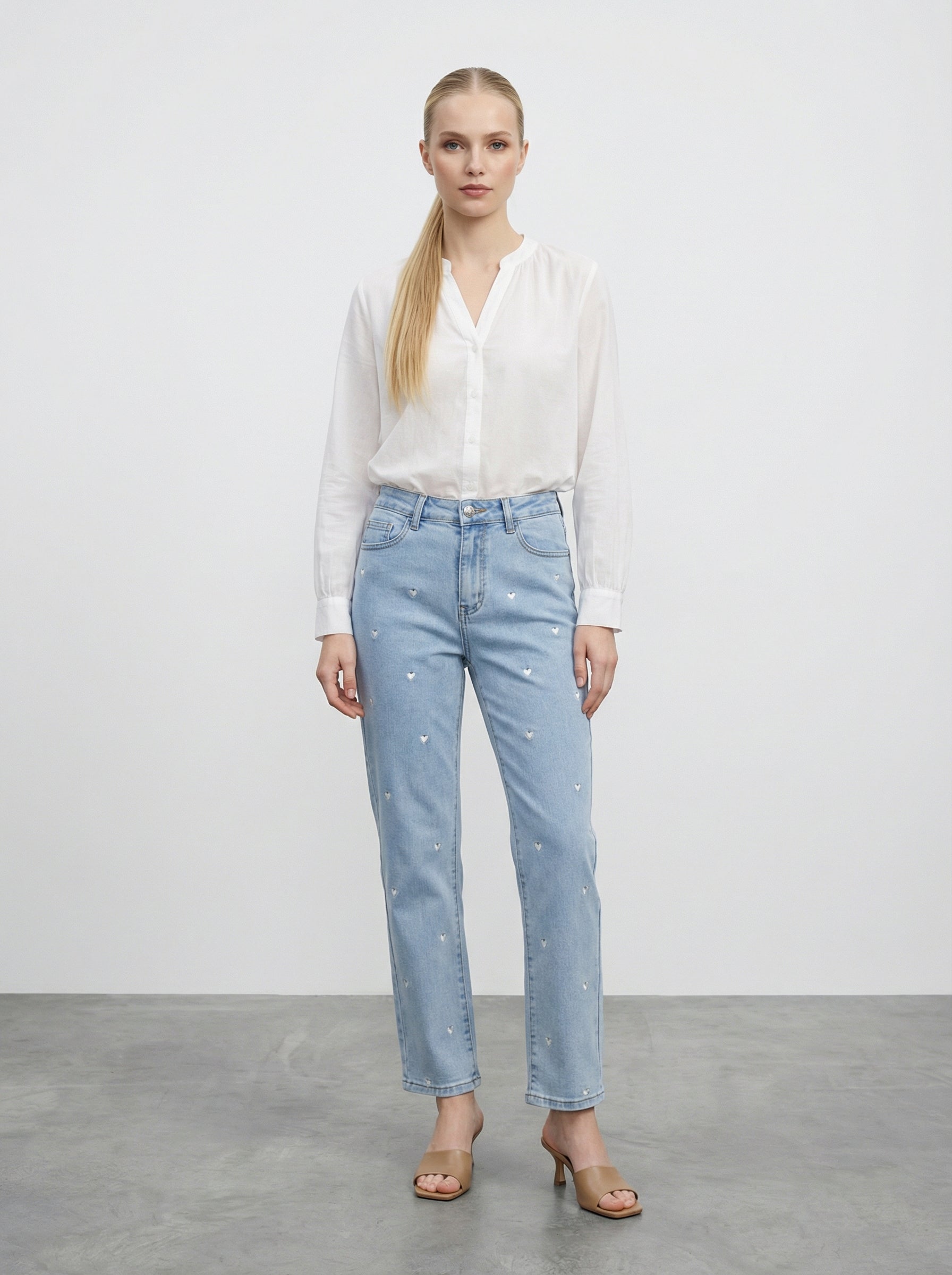 Jeans con cuori ricamati