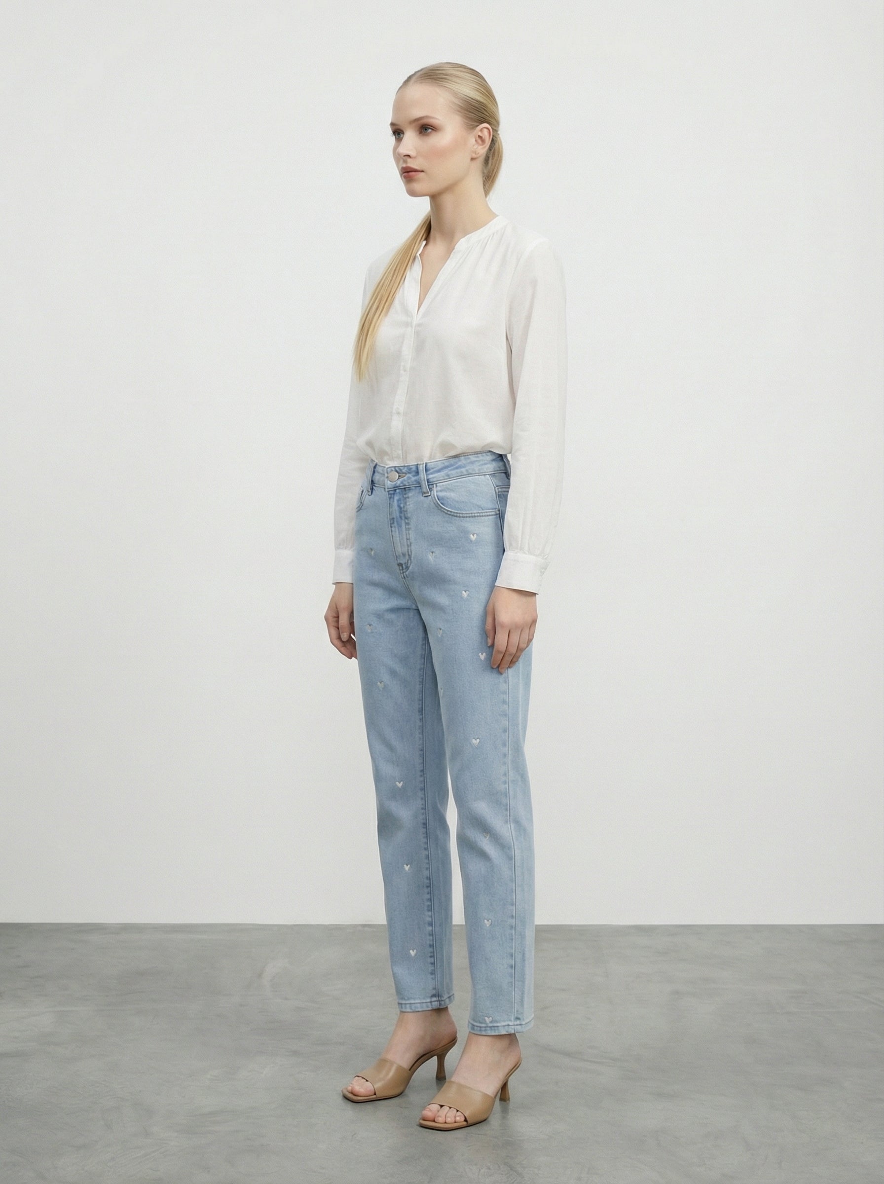 Jeans con cuori ricamati