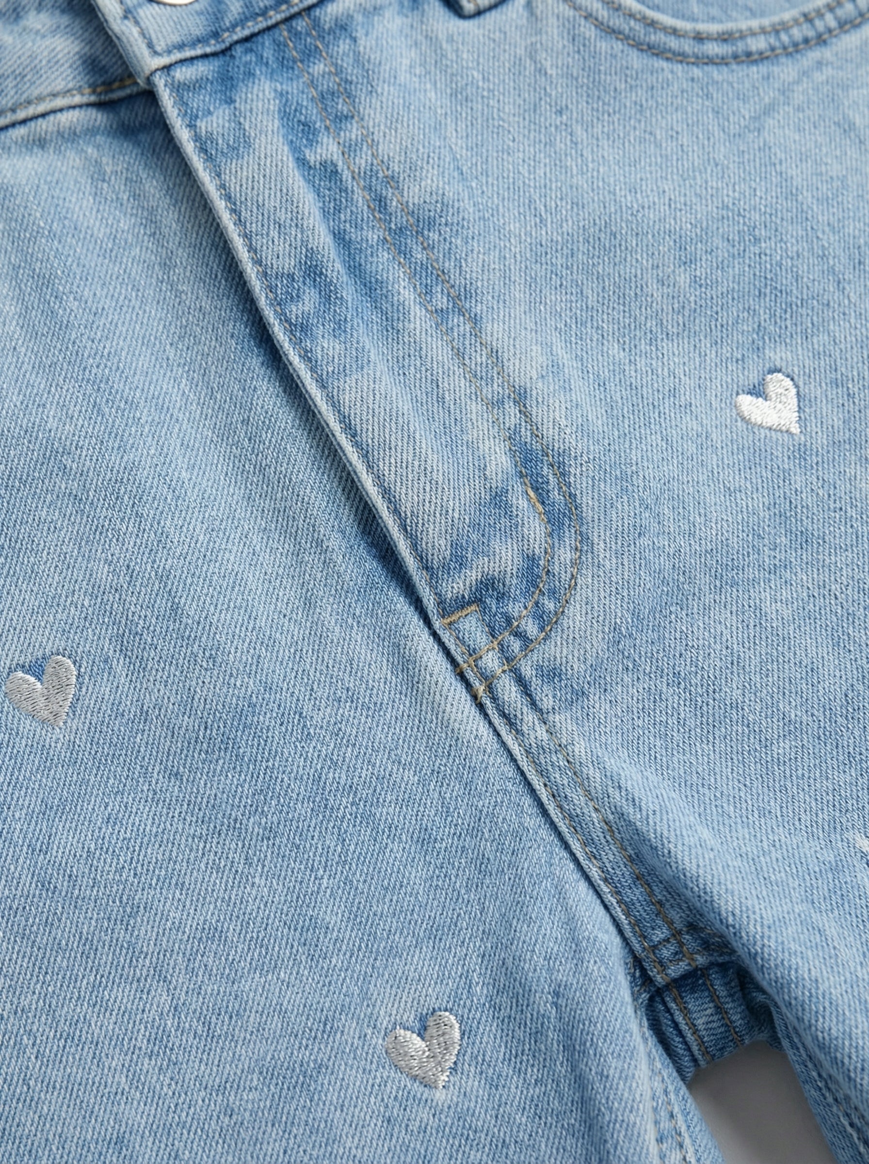 Jeans con cuori ricamati