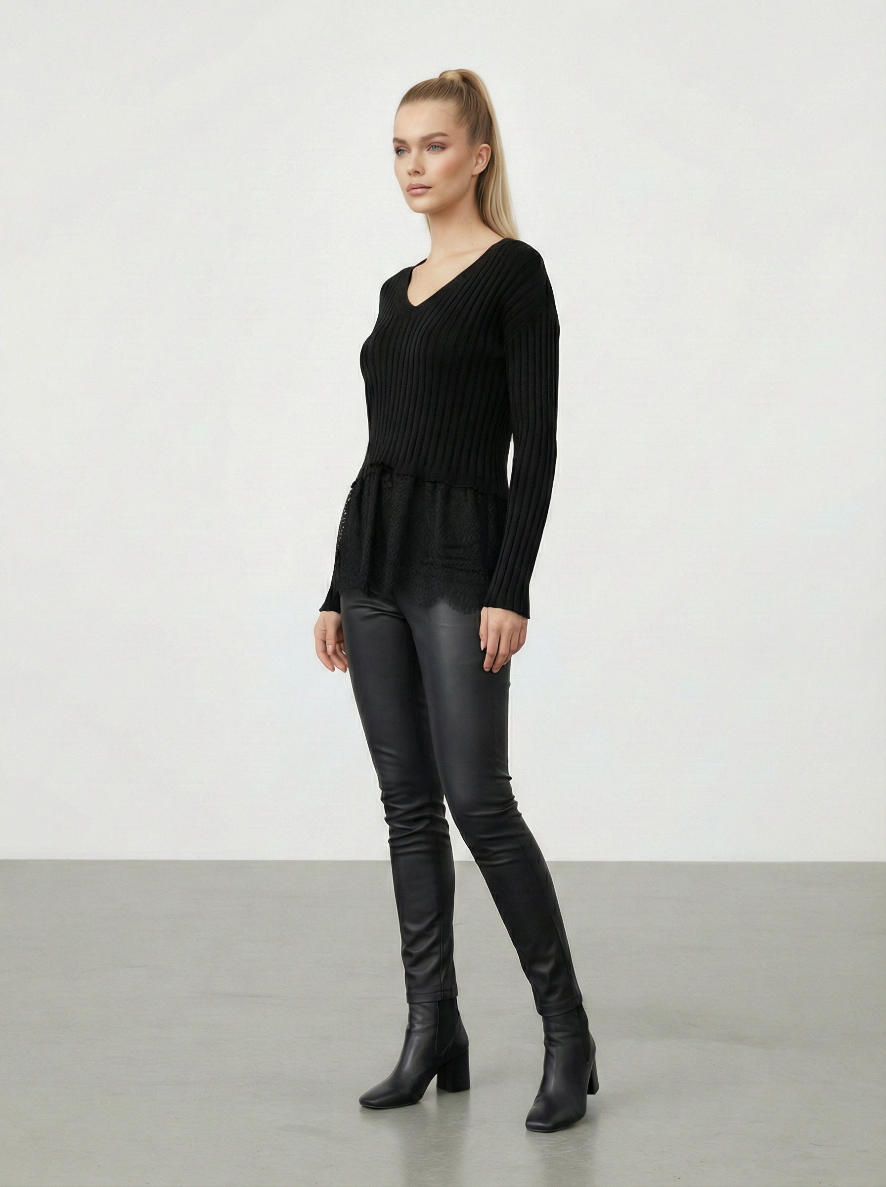 Maglia due pezzi con canottiera in pizzo