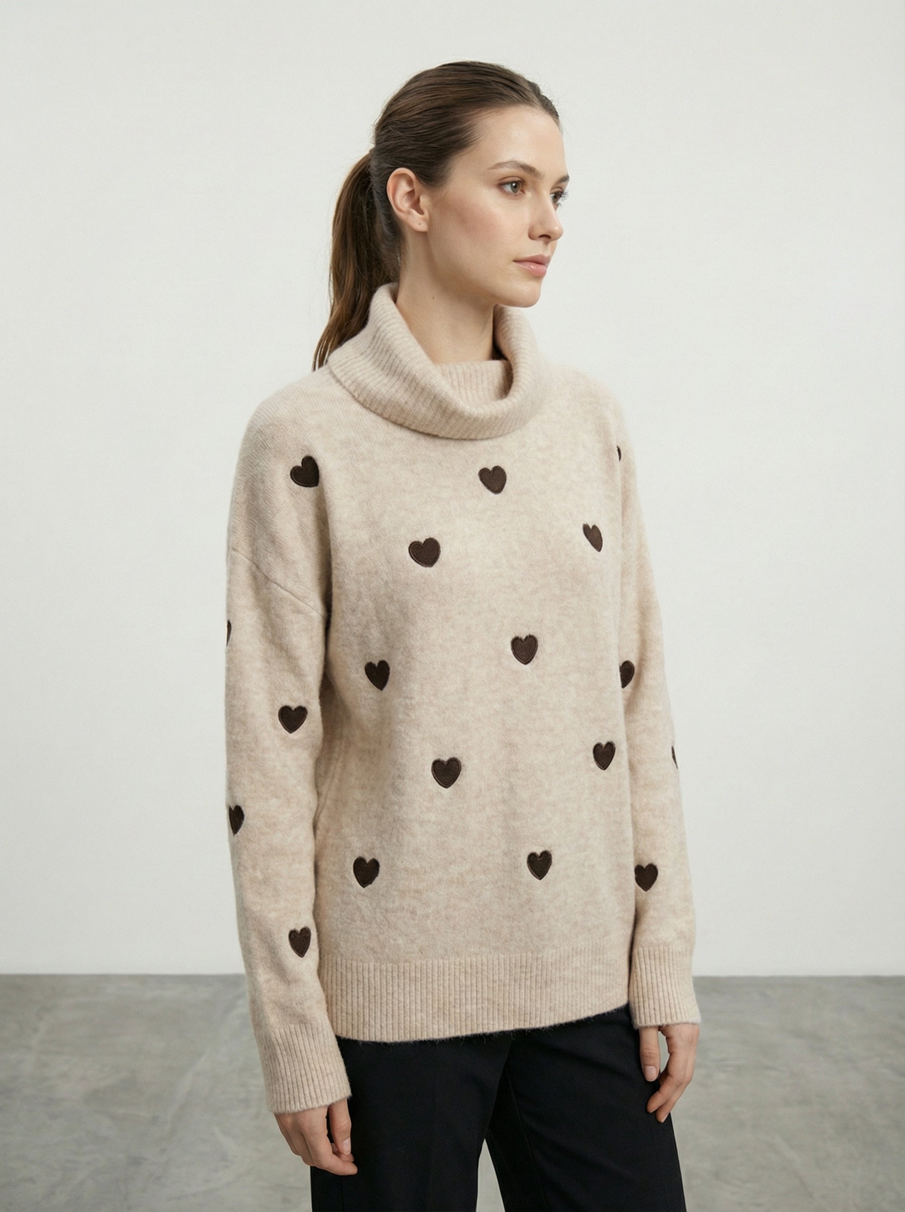 Maglia a collo alto con cuori