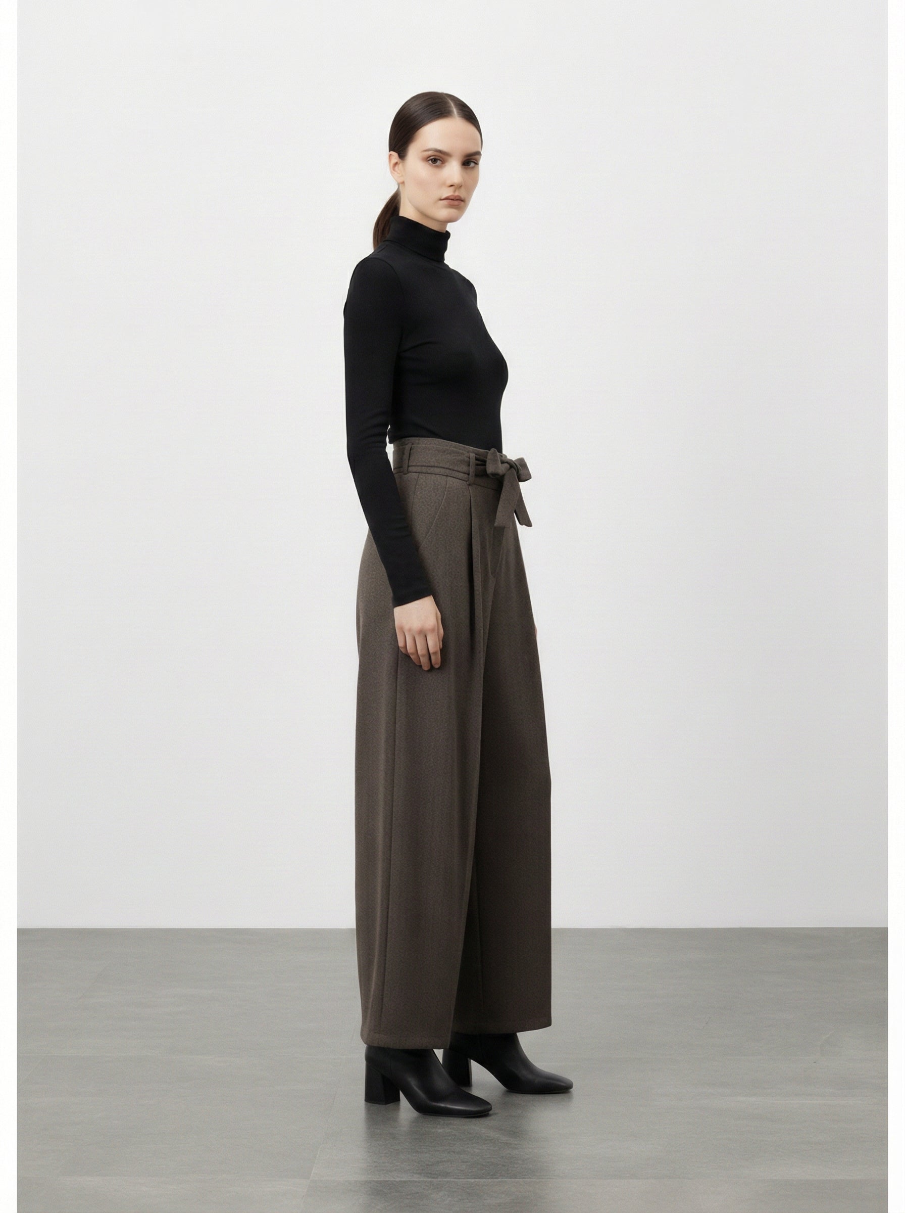 Pantalone ampio con cintura